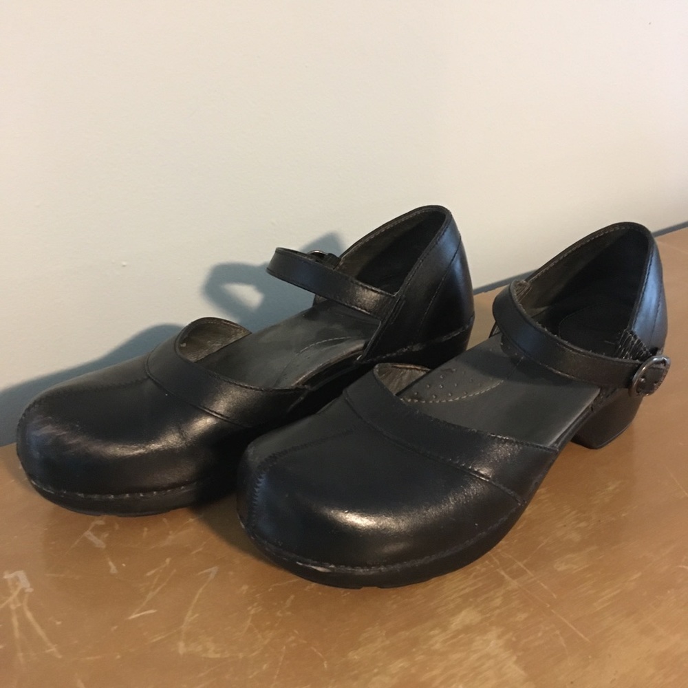 Women’s Dansko black Mary Jane leather clogs, size 40 (US size 9.5)
